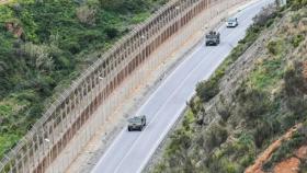 Ejército patrullando el perímetro fronterizo de España con Marruecos en la frontera de Ceuta.