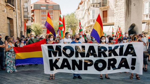 Concentración en Vitoria en contra de la Monarquía.