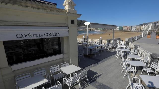 Una terraza vacía en San Sebastián.