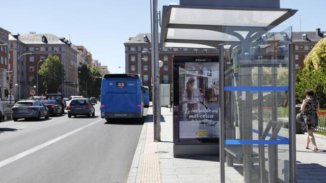 Una parada de autobuses urbanos.