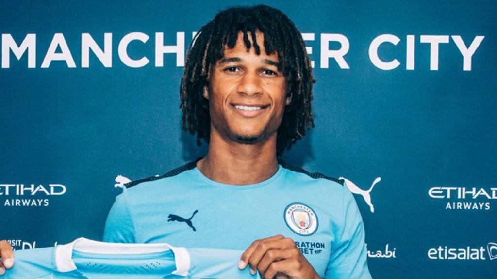 Nathan Aké posa con la camiseta del Manchester City