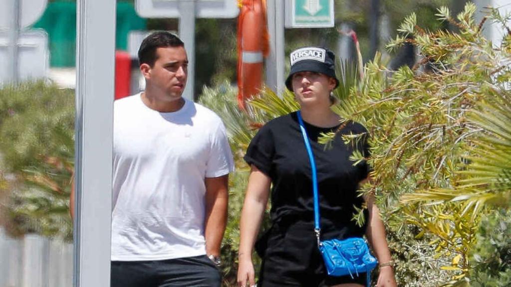 Alba Díaz se mostró sonriente durante el paseo con su amigo.