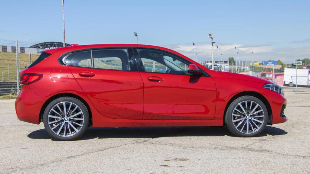 El BMW 118i cuenta con un motor de tres cilindros de gasolina y 140 CV.