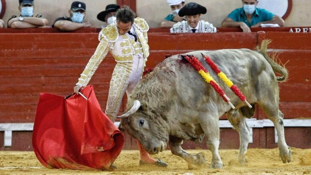 Enrique Ponce pega un derechazo.