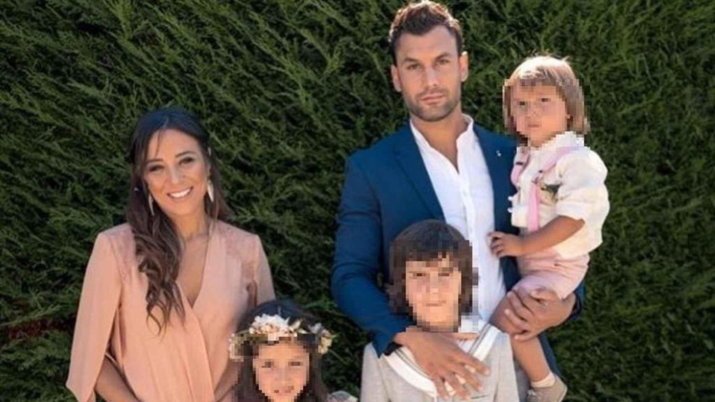 Jorge junto a su mujer y sus hijos el día de la comunión.