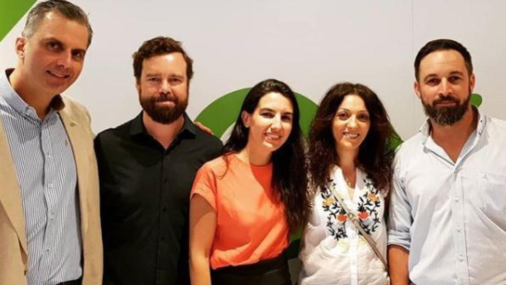 Raquel Moreno, que liderará el sindicato Solidaridad, posa a la derecha de Santiago Abascal.