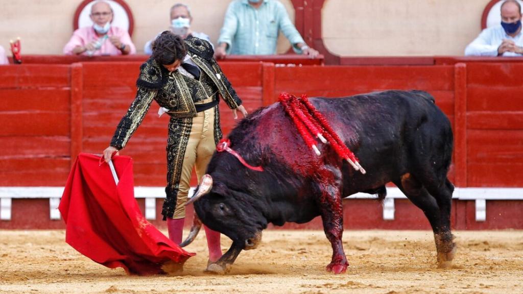 José Antonio 'Morante de la Puebla' pega un derechazo en el Puerto de Santa María.