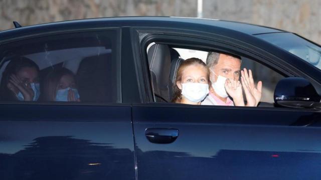 La llegada de los Reyes y sus hijas en coche al Palacio de Marivent, donde Leonor ocupa el lugar del copiloto.