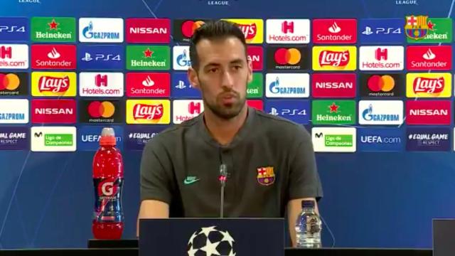 Busquets en rueda de prensa con el FC Barcelona