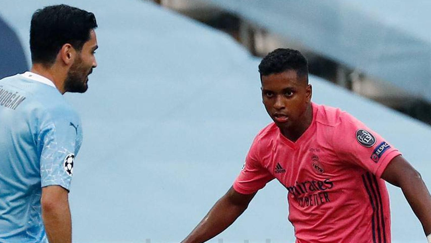 Rodrygo ante Gündogan, en el Manchester City - Real Madrid