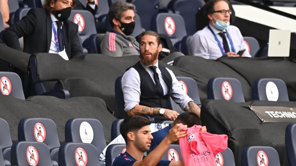 Sergio Ramos, en la grada del Etihad Stadium, animando a sus compañeros