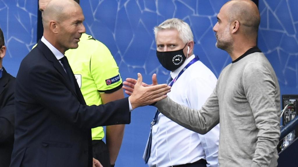 Zinedine Zidane y Pep Guardiola se saludan antes del inicio del partido