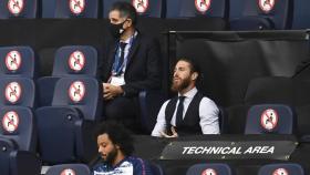 Sergio Ramos, en la grada del Etihad Stadium, animando a sus compañeros