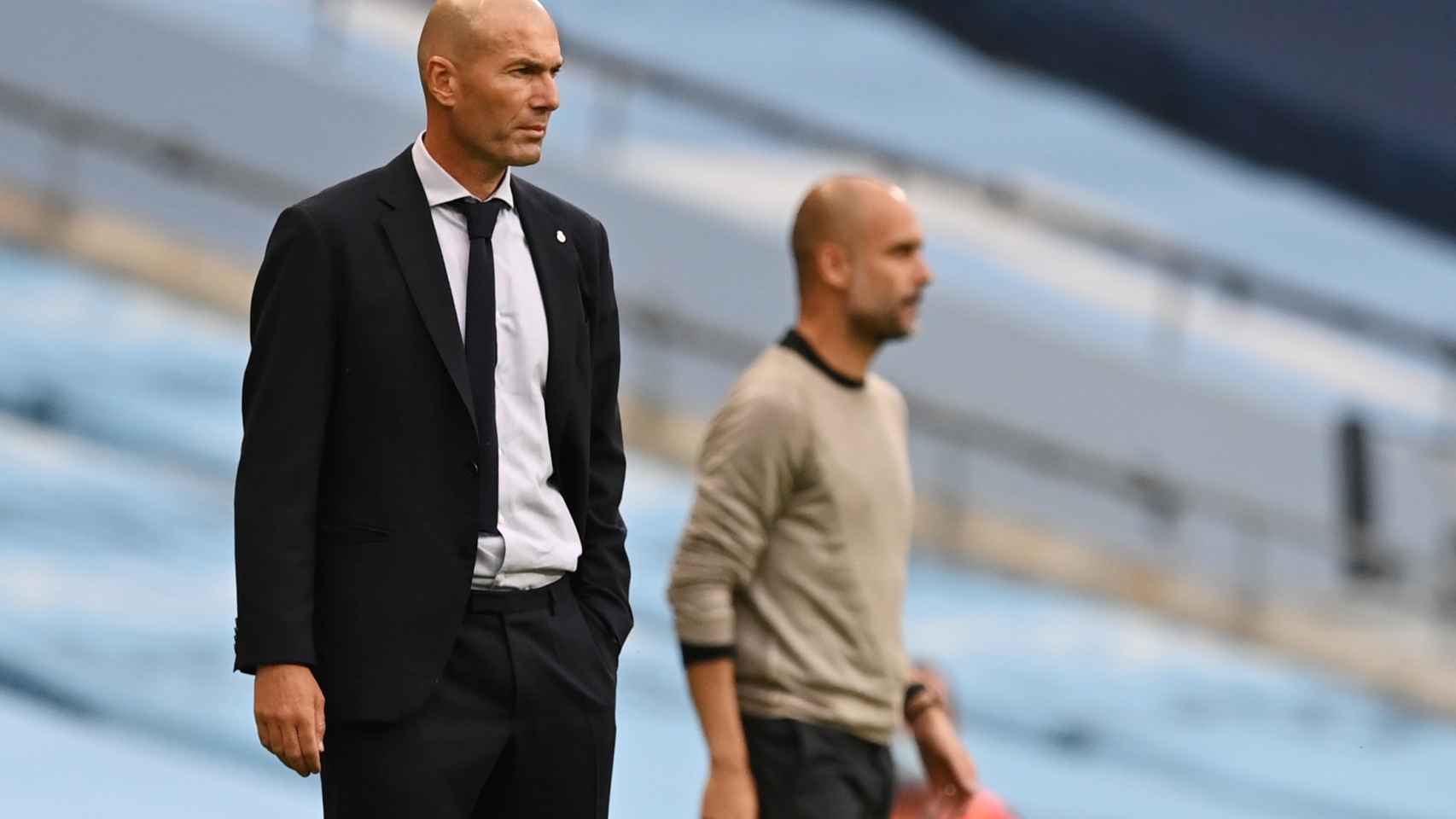 Zinedine Zidane y Pep Guardiola dan órdenes a sus jugadores desde la banda