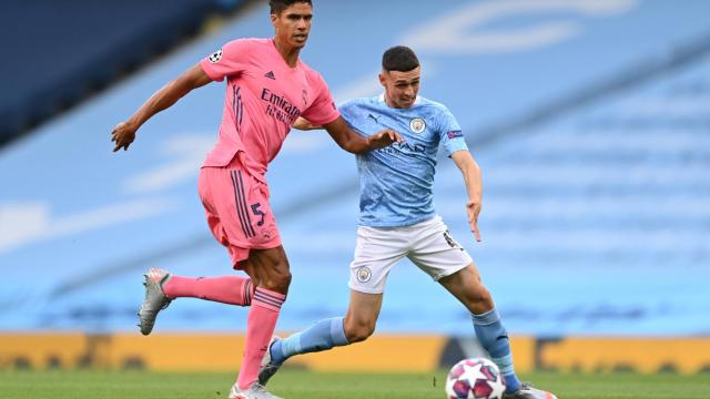 Raphael Varane presiona a Phil Foden