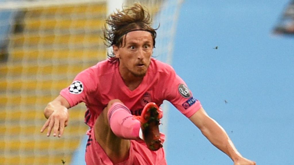 Luka Modric controla un balón muy alto