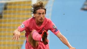 Luka Modric controla un balón muy alto