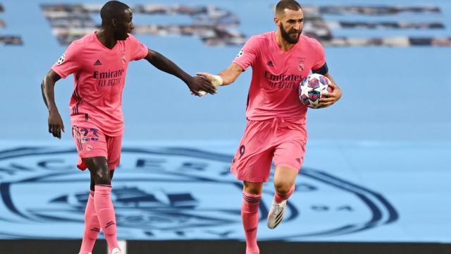 Benzema recoge el balón tras marcar y lo lleva hasta el medio campo