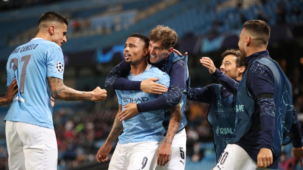 Los jugadores del City celebran con Gabriel Jesus su gol al Real Madrid