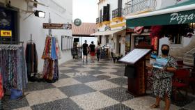 Así está el centro de Albufeira en Portugal este verano.