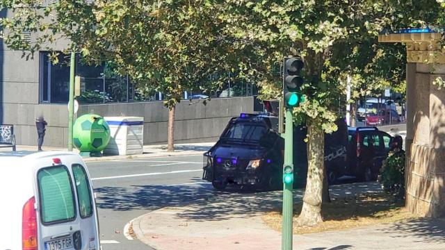 Policía en los alrededores de Riazor.