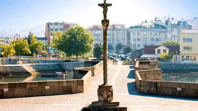 Vista del puente de O Burgo desde el borde cullerdense, con O Temple al fondo