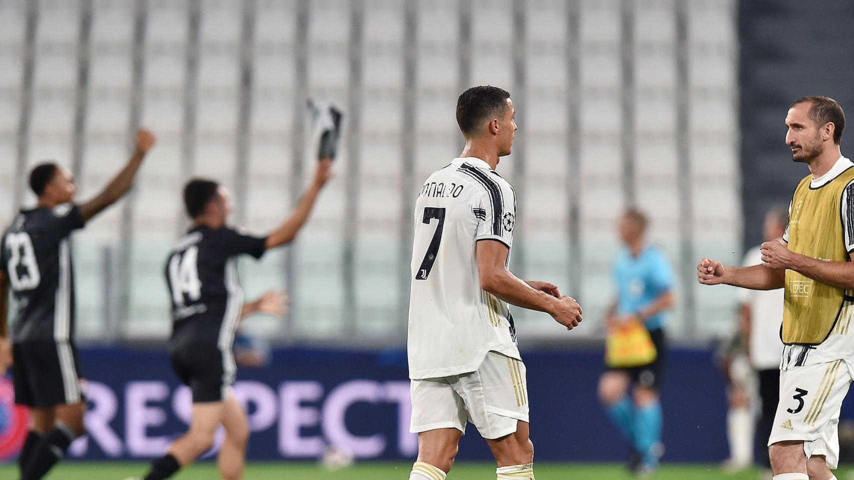 Cristiano Ronaldo consolado por Chiellini tras la derrota de la Juventus