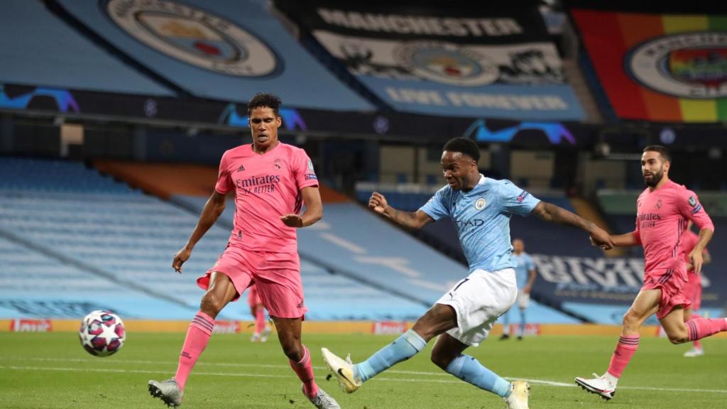 Varane intenta llegar al balón en una acción con Gabriel Jesús