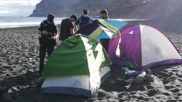 La Policía pide la documentación a varios campistas en la playa de Los Patos, en Tenerife.