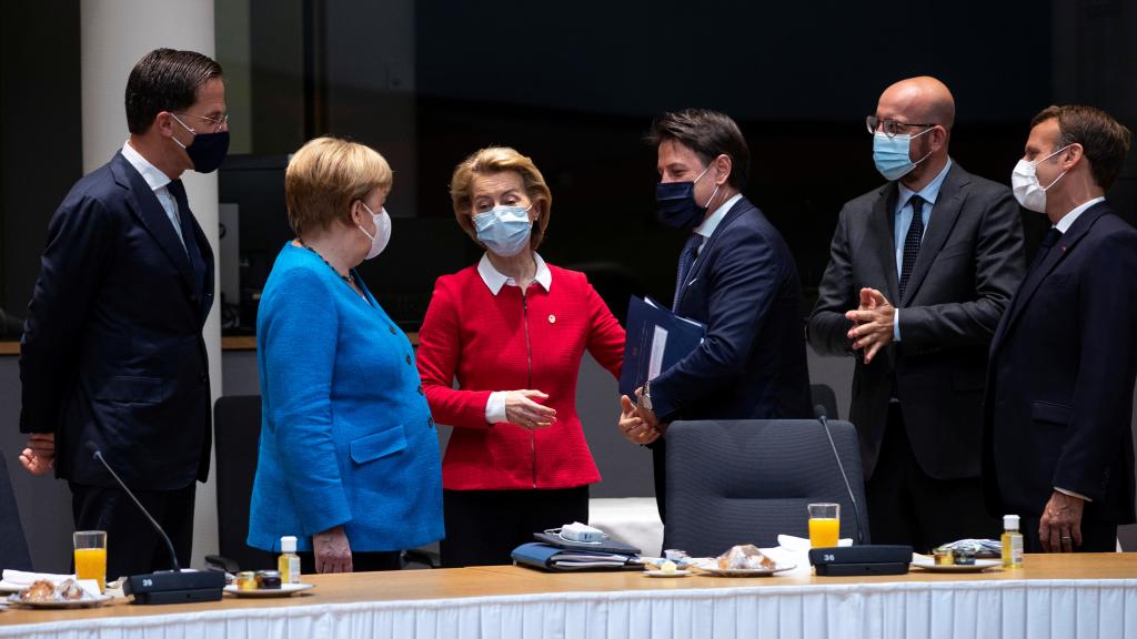 El primer ministro italiano, Giuseppe Conte, junto a Mark Rutte, Angela Merkel y Ursula von der Leyen en Bruselas.