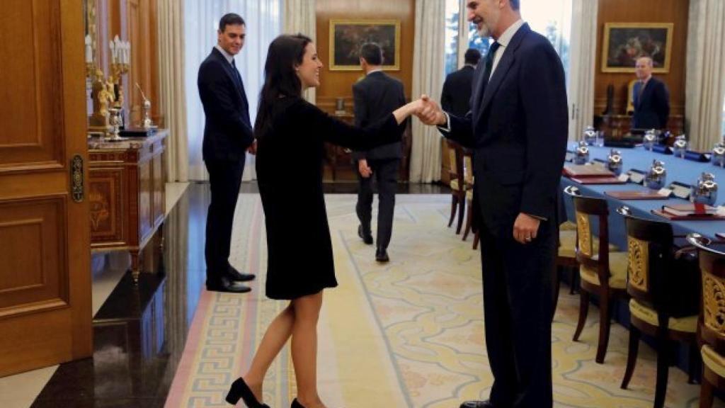 Irene Montero saluda a Felipe VI frente a Pedro Sánchez.