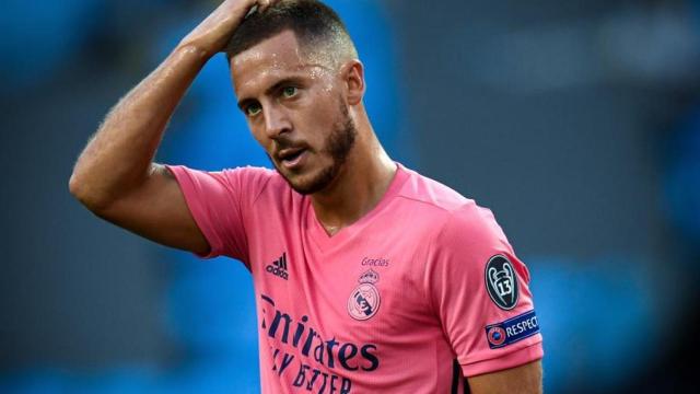 Eden Hazard, con la camiseta rosa del Real Madrid para la 2020/2021