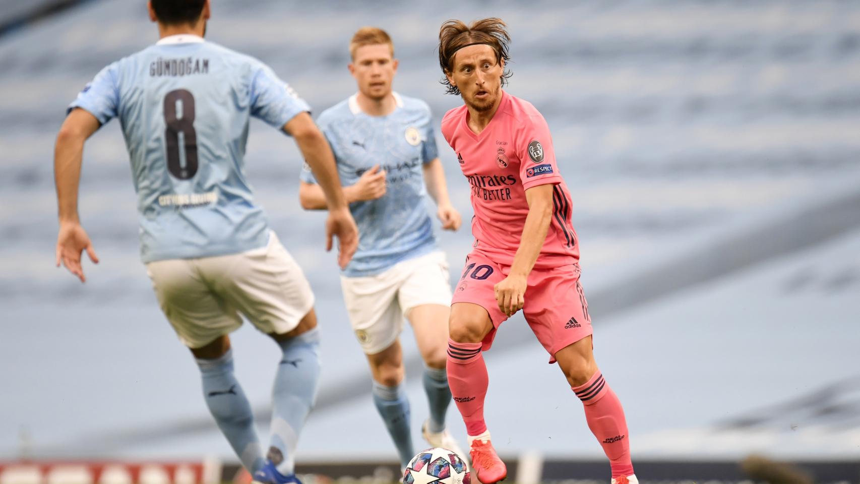 Modric disputa un balón durante el partido entre el Manchester City y el Real Madrid