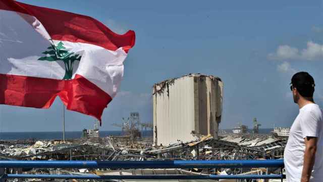 Un hombre observa desde un puente el puerto de Beirut, destruido por la explosión del pasado martes.