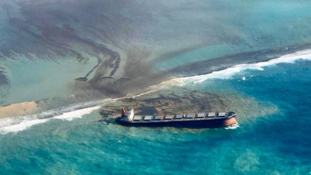 Imagen de barco encallado en el agua de la Isla Mauricio.