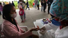 Una chica se hace la prueba del coronavirus en Sao Paulo, Brasil, el segundo país del mundo más afectado.