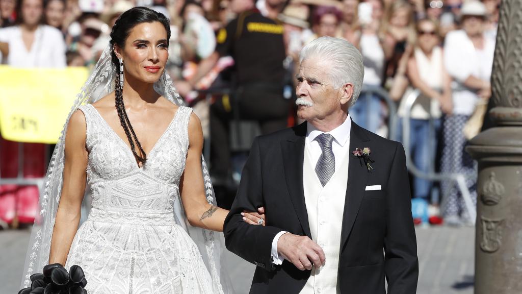 Pilar Rubio llegando junto a su padre a la catedral de Sevilla en el día de su boda.