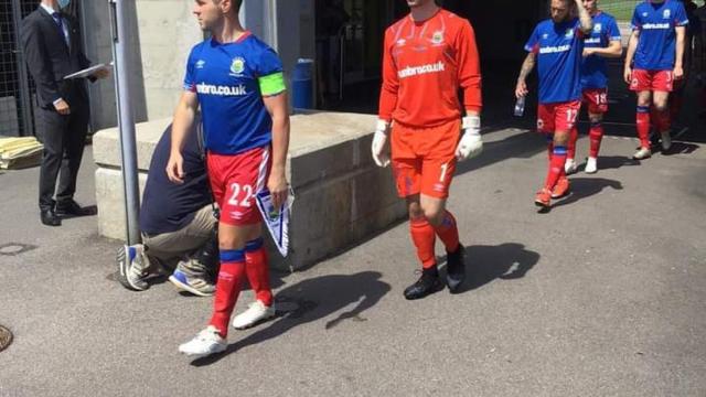 Los jugadores del Linfield FC de Irlanda del Norte saltan al cesped del Colovray Sports Centre de Nyon para el partido de la primera ronda de clasificación para la Champions League 2020/2021 en Nyon