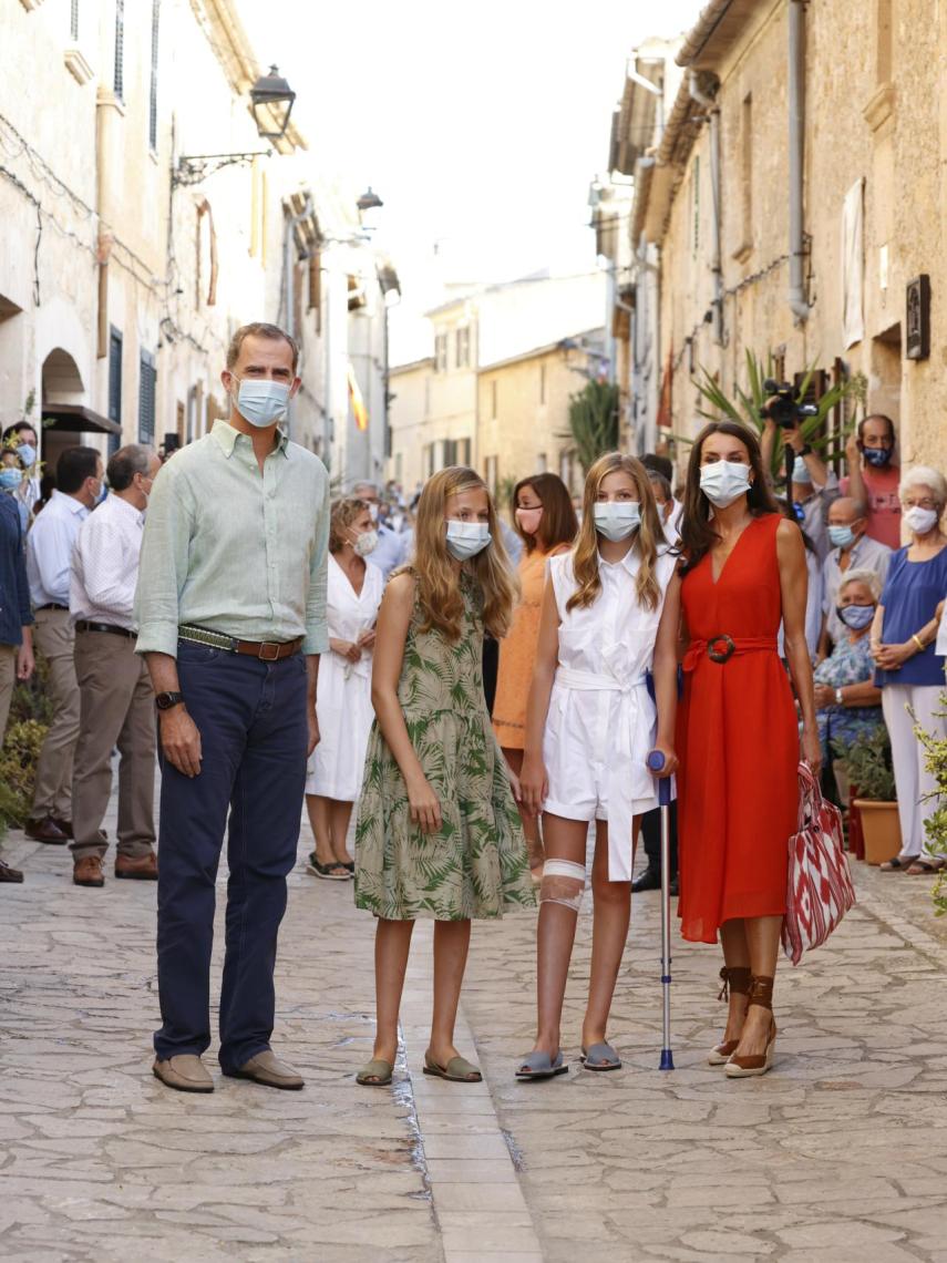 Los Reyes junto a sus hijas por las calles de Mallorca.