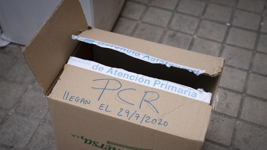 Caja que contenía varias pruebas PCR.