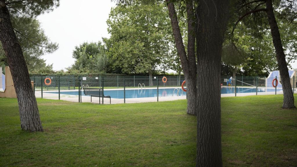 A pesar de su capacidad para 50 personas, la piscina luce completamente vacía.