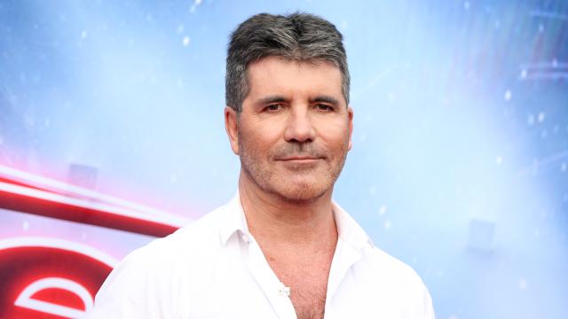 Simon Cowell se rompe la espalda en un accidente.