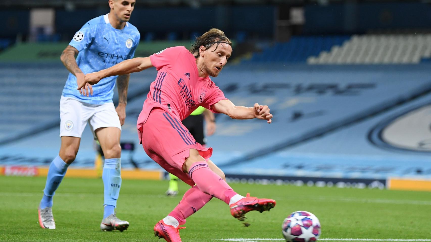 Luka Modric hace un pase durante el partido frente al Manchester City