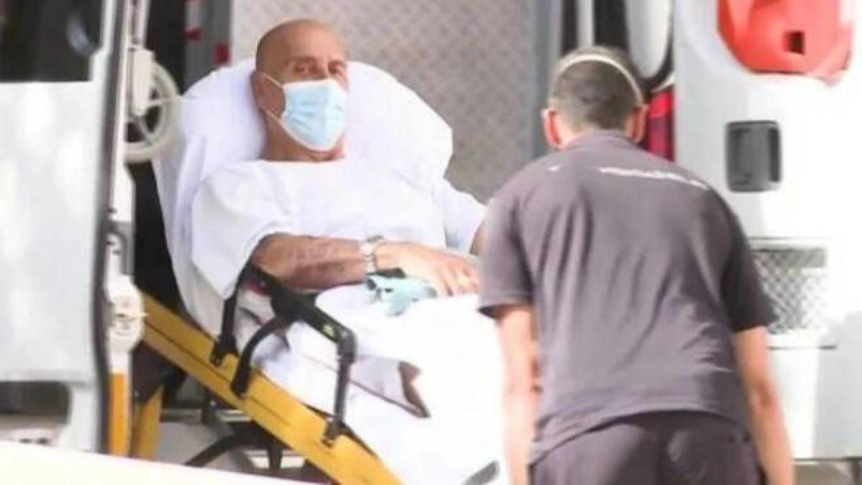 Kiko Matamoros ha su llegada al hospital. Foto: Telecinco