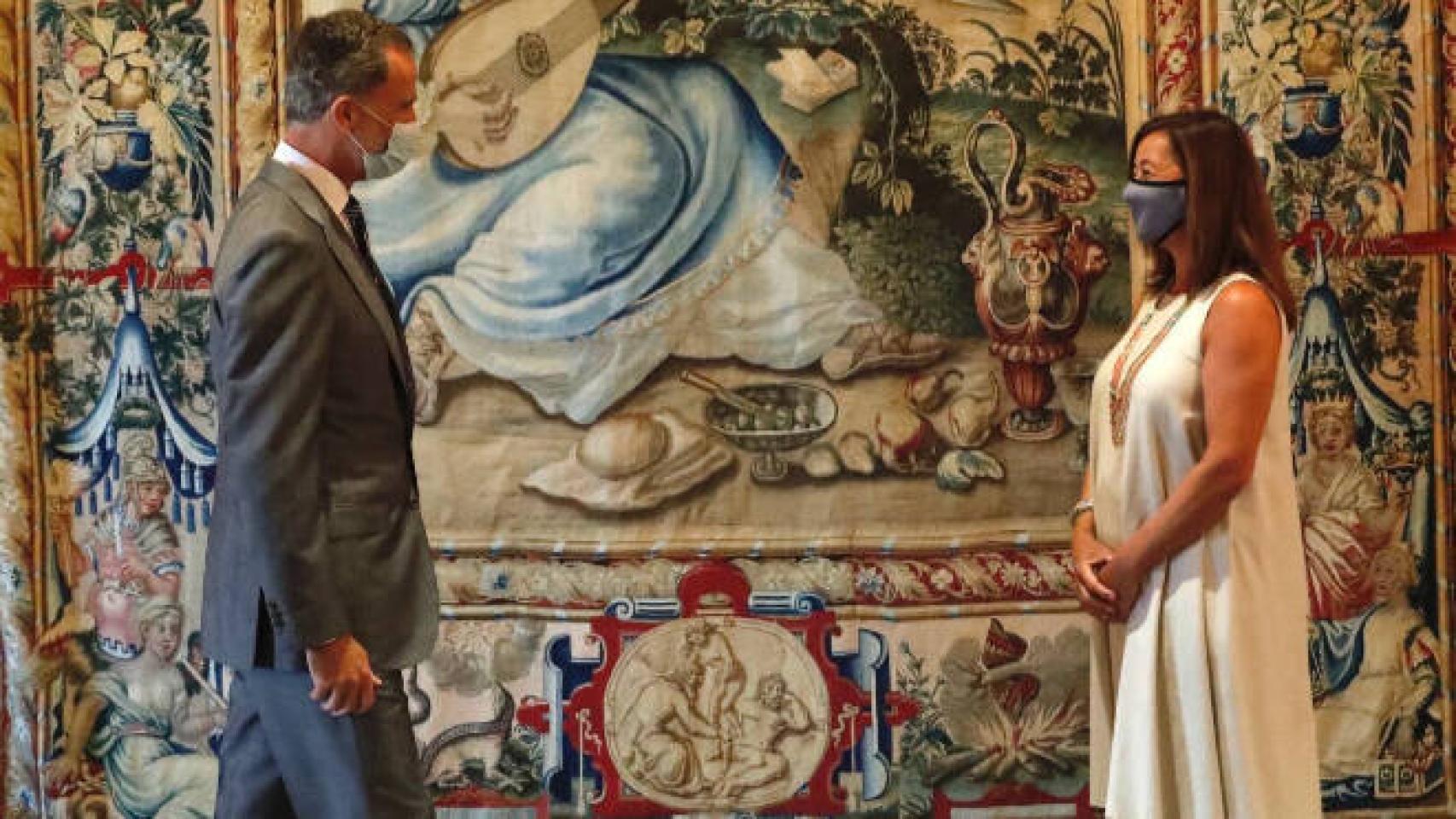 Felipe VI y la presidenta de Baleares Francina Armengol este lunes en el palacio de Marivent