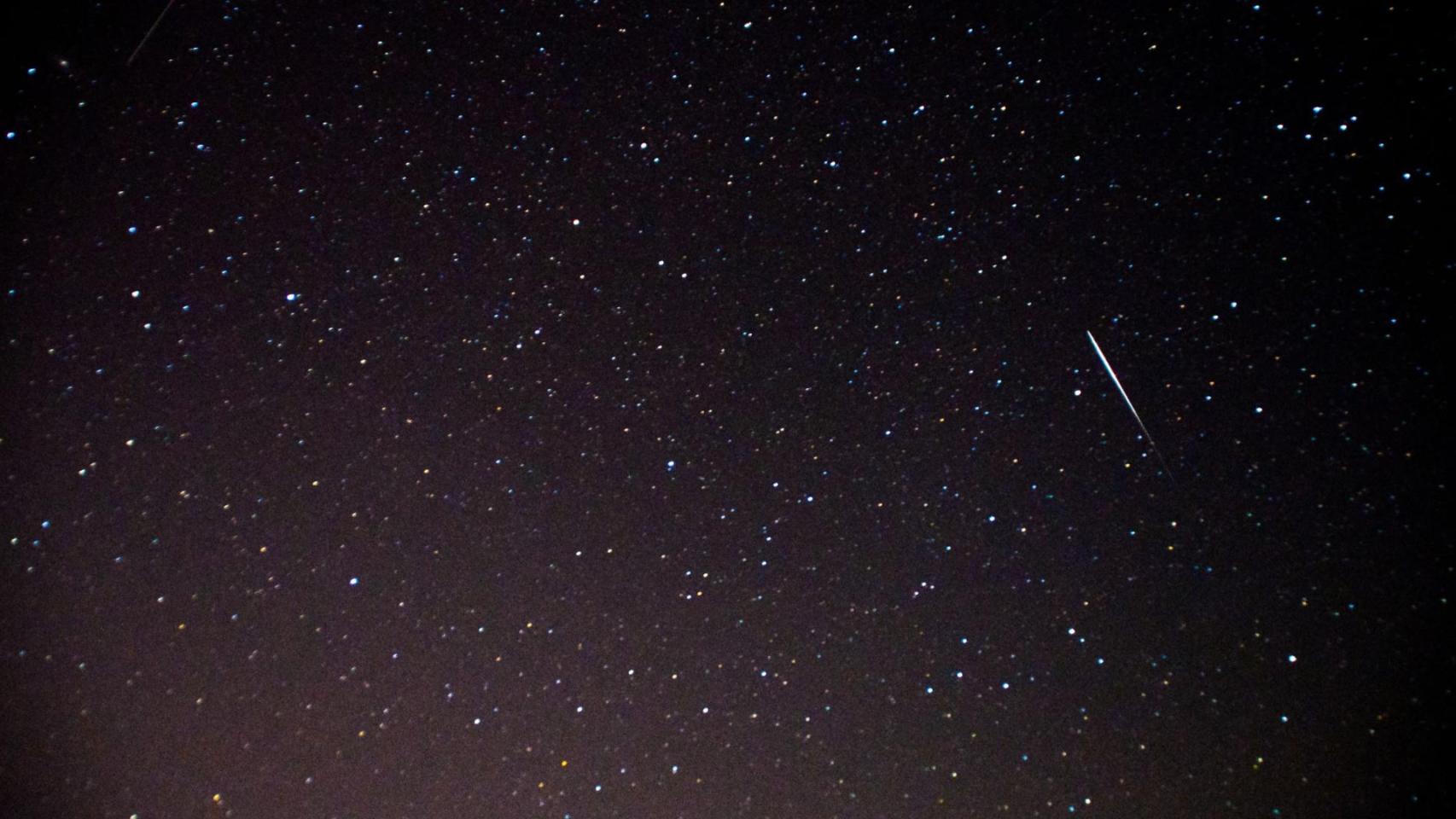 Cielo estrella fugaz perseidas