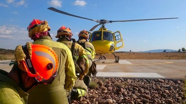 Uno de los helicópteros del INFOEX con su personal contraincendios.