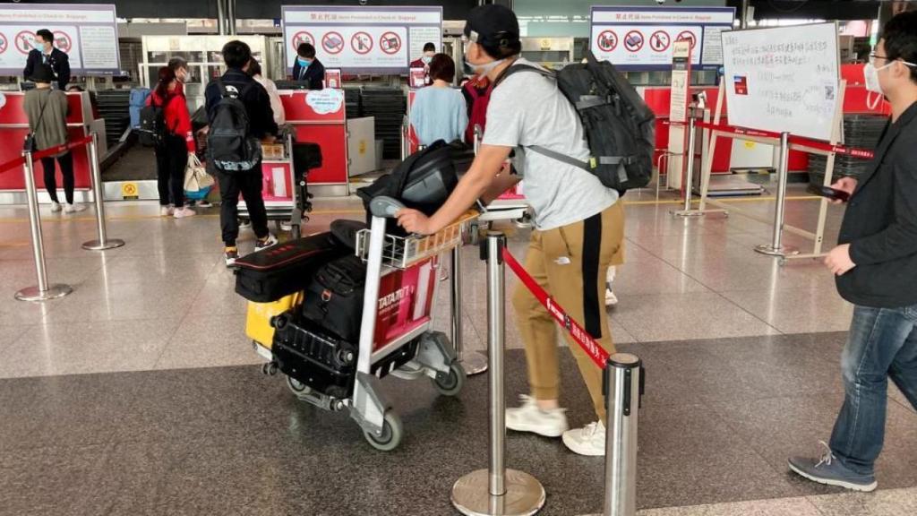 Viajeros en el aeropuerto de Pekín.