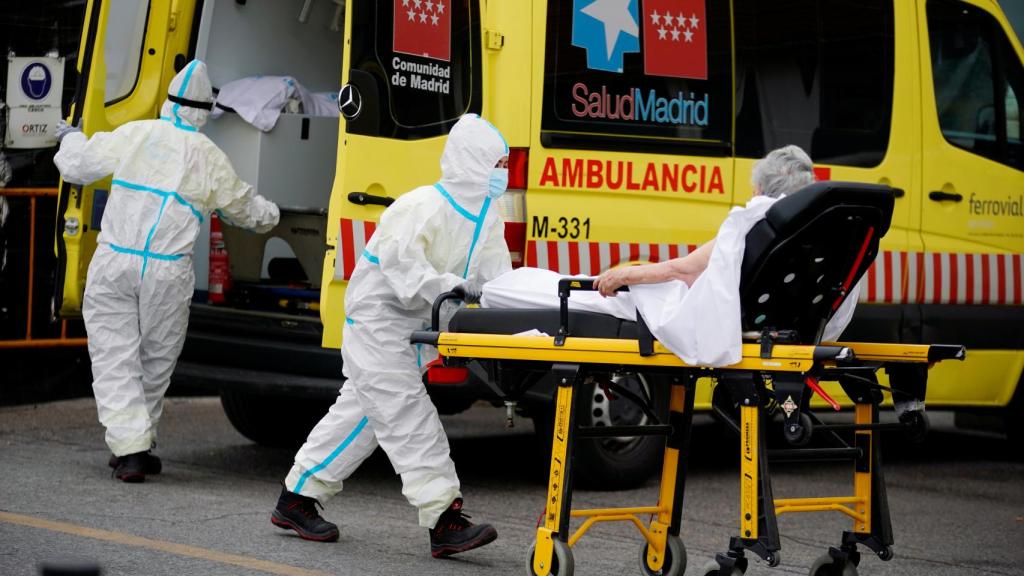 Sanitarios trabajando cerca de la unidad de urgencias del hospital 12 de Octubre.