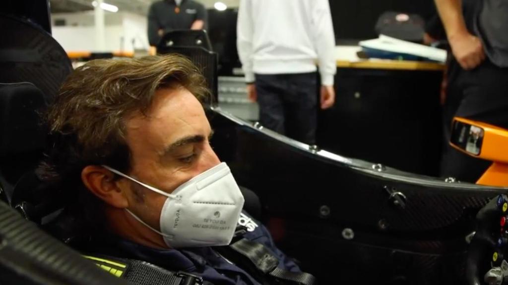 Fernando Alonso probando el asiento de su nuevo coche